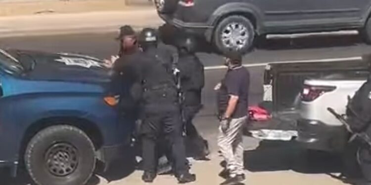 Por insultar a los policias, fue  motivo de la detención de los 2 hombres que se viralizaron en redes sociales