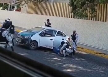 Balean a un hombre de “carro a carro” y alcanza a llegar a la clínica del IMSS en Cañadas