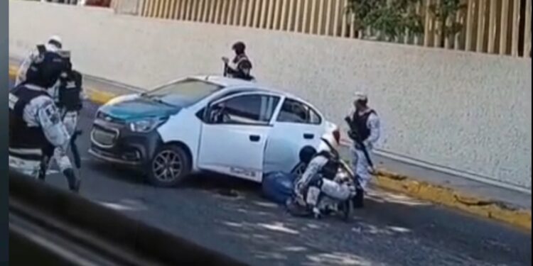 Balean a un hombre de “carro a carro” y alcanza a llegar a la clínica del IMSS en Cañadas