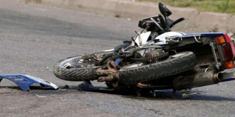 Balean a dos jóvenes en intento de despojo de una motocicleta