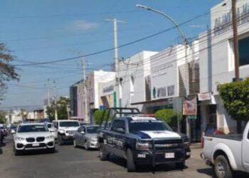 Llegan a una clínica con un joven herido de bala en el abdomen