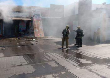 Se quema papelería en plaza comercial de Valle Alto