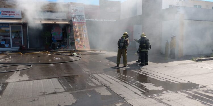 Se quema papelería en plaza comercial de Valle Alto
