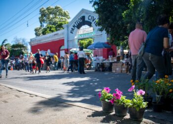 Autoridades de Culiacán se coordinan para mantener el orden en panteones durante Día de Muertos