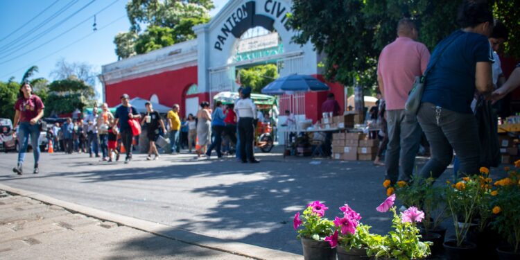 Autoridades de Culiacán se coordinan para mantener el orden en panteones durante Día de Muertos