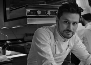 ¡De la UAS a París! David Antonio, orgulloso egresado de la Licenciatura en Gastronomía, es hoy sous chef en restaurante de la Torre Eiffel