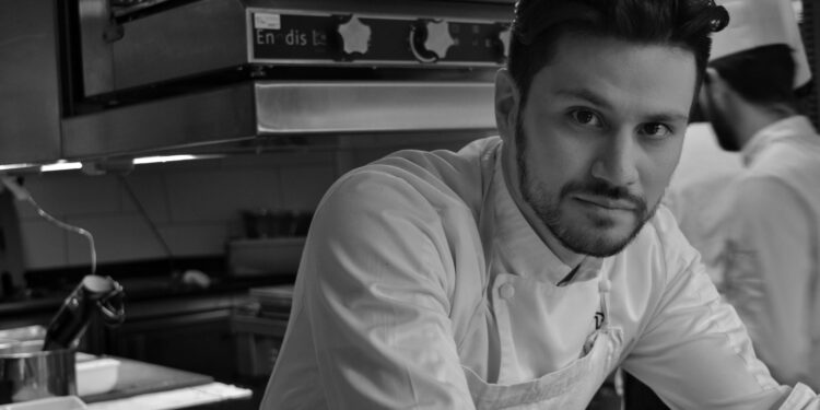 ¡De la UAS a París! David Antonio, orgulloso egresado de la Licenciatura en Gastronomía, es hoy sous chef en restaurante de la Torre Eiffel