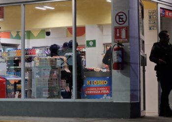Ladrón abandona mochila tras robar una tienda de conveniencia y empleados creen que es artefacto explosivo