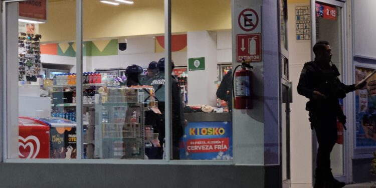 Ladrón abandona mochila tras robar una tienda de conveniencia y empleados creen que es artefacto explosivo