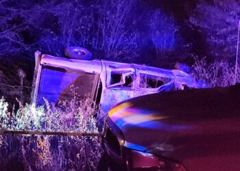 Volcadura de camioneta deja un muerto y un herido en Carboneras