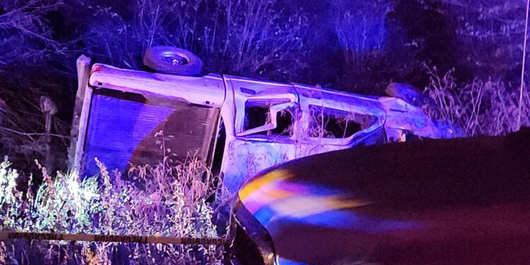 Volcadura de camioneta deja un muerto y un herido en Carboneras