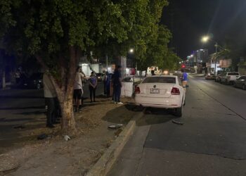 Fallece jovencita al estrellarse el auto que conducía contra un árbol en la colonia Infonavit Humaya