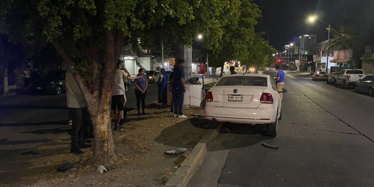 Fallece jovencita al estrellarse el auto que conducía contra un árbol en la colonia Infonavit Humaya