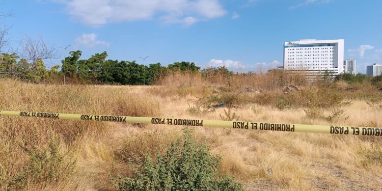 Hallan a un hombre sin vida y envuelto en una lona junto al “Puente Blanco”