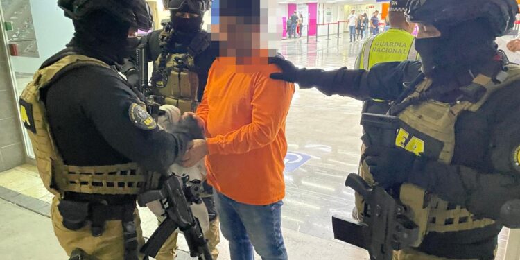 Tras 20 años prófugo, la FGE captura a sujeto en EE. UU. con el apoyo de la UEA