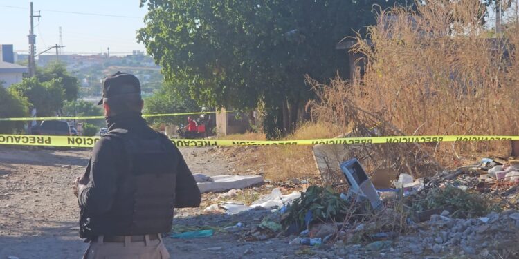 Hallan a una persona “encobijada” en la Felipe Ángeles