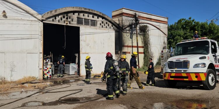 Incendio de bodega deja cuatiosos daños materiales