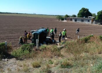 Vuelcan paisanos sobre la Maxipista; tres resultan heridos