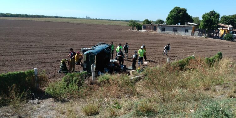 Vuelcan paisanos sobre la Maxipista; tres resultan heridos