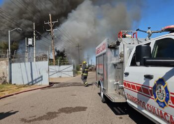 Arde yarda de trailers en la colonia San Rafael