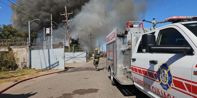 Arde yarda de trailers en la colonia San Rafael