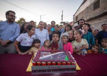 Juan de Dios Gámez entrega pavimentación de calle número 19 en colonia Lomas de Tamazula