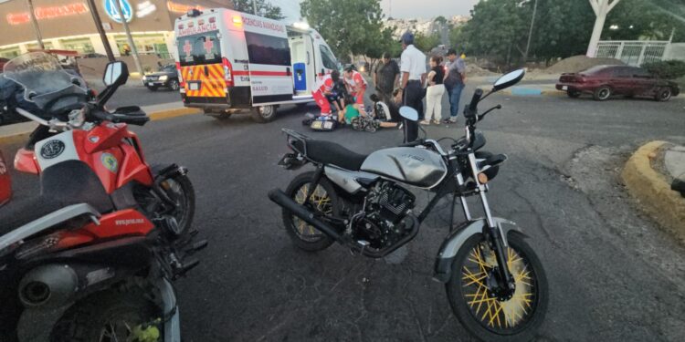 Automovilista atropella a una pareja que circulaba en motocicleta frente al Parque Culiacán 87