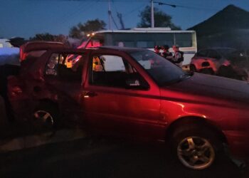 Cinco personas resultan heridas en choque de autos al sur de Culiacán