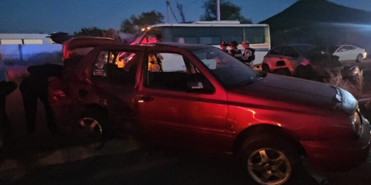 Cinco personas resultan heridas en choque de autos al sur de Culiacán