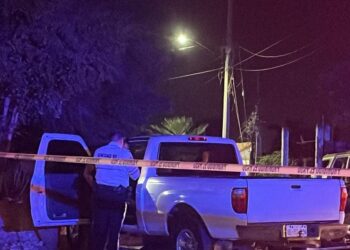 Fallece joven motociclista al chocar contra una camioneta
