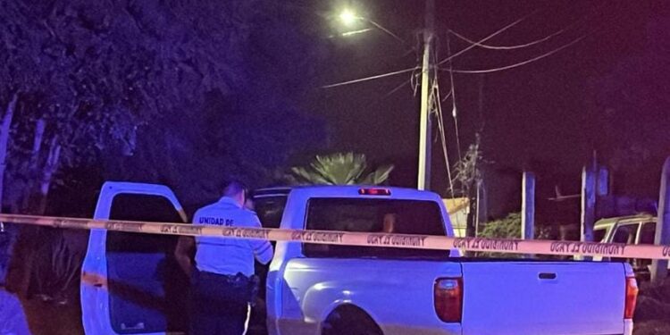 Fallece joven motociclista al chocar contra una camioneta