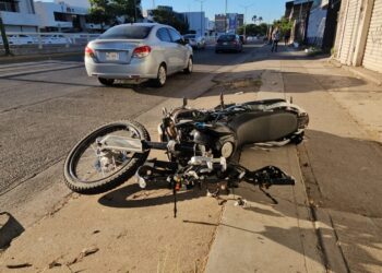 Motociclista sufre accidente en la glorieta Cuauhtémoc y es llevado a un hospital