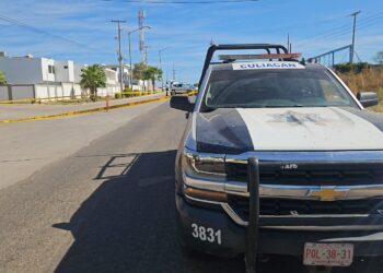 Localizan a un hombre asesinado y envuelto en una lona de plástico en medio de la carretera a Sanalona