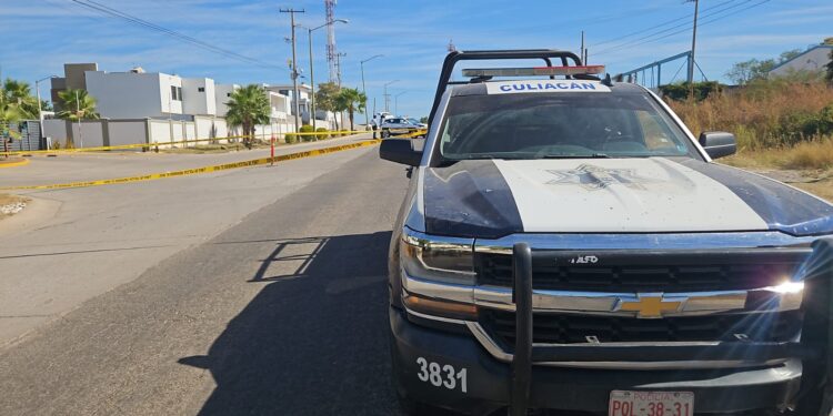 Localizan a un hombre asesinado y envuelto en una lona de plástico en medio de la carretera a Sanalona