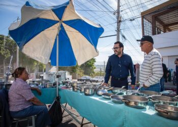 Juan de Dios Gámez recorre tianguis de la Terrones y entrega apoyos económicos a tianguistas