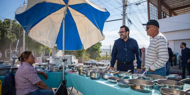 Juan de Dios Gámez recorre tianguis de la Terrones y entrega apoyos económicos a tianguistas