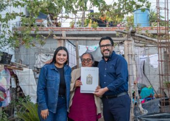 Juan de Dios Gámez entrega títulos de propiedad casa por casa en Las Coloradas