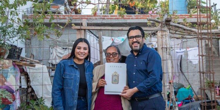 Juan de Dios Gámez entrega títulos de propiedad casa por casa en Las Coloradas
