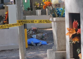 Hallan a un hombre asesinado a balazos en el Panteón de la 21 de Marzo