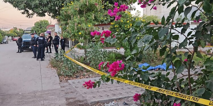 Dos jóvenes fueron bajados de un auto y ejecutados a balazos en la colonia Emiliano Zapata