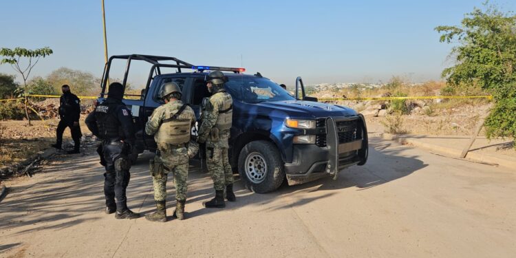 Hallan a un desconocido ejecutado a balazos en Perisur