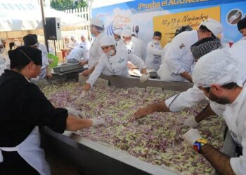 174 estudiantes de Gastronomía de la UAS elaborarán 5 mil porciones de aguachile para apoyar en magno evento “Jalemos con la Banda”