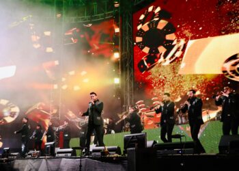 Más de 20 mil asistentes aplauden a la Banda El Recodo en Badiraguato durante la clausura de sus festejos