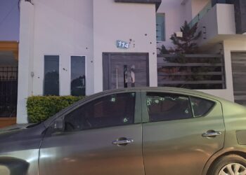 Grupo armado ataca a balazos dos residencia de la Guadalupe Victoria; un hombre resulta herido
