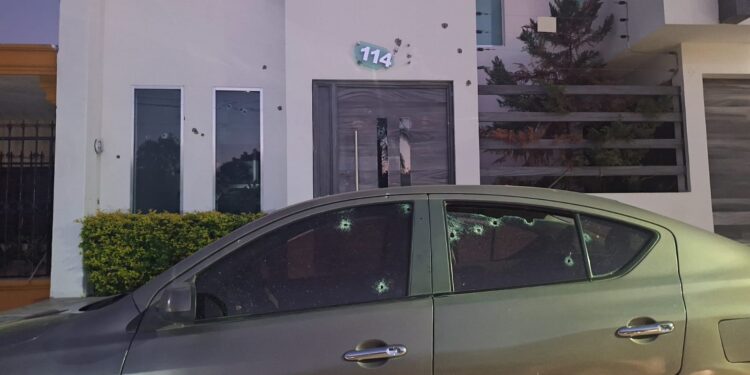 Grupo armado ataca a balazos dos residencia de la Guadalupe Victoria; un hombre resulta herido