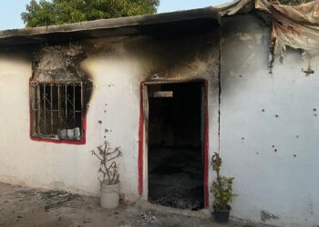 Atacan a balazos e incendia a una vivienda la colonia Amistad