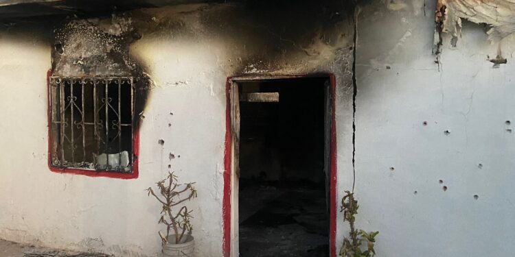 Atacan a balazos e incendia a una vivienda la colonia Amistad