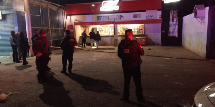 Atacan a balazos un expendio en la Tecate en El Diez; Hay un muerto y dos heridos de bala