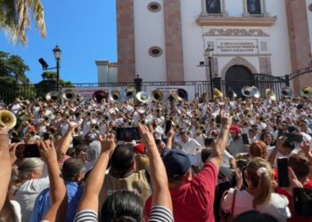 “Se jalan con la banda” los cilichis y degustan aguachile en la avenida Álvaro Obregón