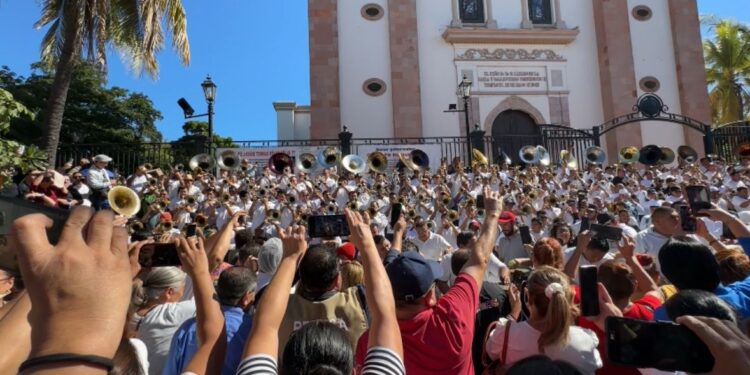 “Se jalan con la banda” los cilichis y degustan aguachile en la avenida Álvaro Obregón